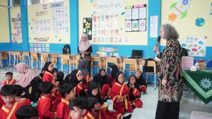 Bule Amerika berkunjung ke kelas ICP SD Muga