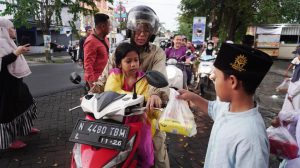 MENEBAR SENYUM RAMADHAN BERSAMA IFTAR ON THE ROAD