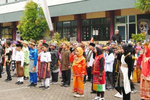 Fashion Show Baju Adat di Hari Pahlawan